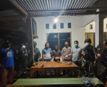 Prajurit TNI Tangkap 2 Orang yang Gerak-geriknya Mencurigakan - JPNN.com