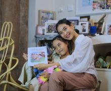 Begini Cara Happy Salma Mengenang Pertumbuhan Anak - JPNN.com