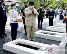 Kenang Pertempuran Lengkong, Prabowo Subianto Ziarah ke Makam Mayor Daan Mogot - JPNN.com