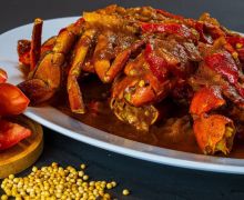 Nikmati Lezatnya Daging Kepiting Sambil Menikmati Keindahan Ikan Arwana - JPNN.com