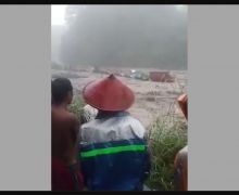 24 Truk tak Bisa Bergerak Dikepung Banjir Lahar Merapi, Lihat Tuh! - JPNN.com