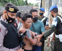 Gerebek Kampung Narkoba, Polisi Diserang Seorang Kakek Bersenjata Tajam - JPNN.com