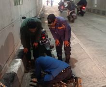 Kunci Motor Riza Masuk Gorong-Gorong, Damkar Turun Tangan - JPNN.com
