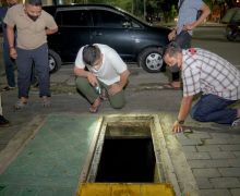 Bobby Nasution Periksa Kondisi Got di Lapangan Merdeka, Lihat - JPNN.com
