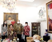 Chairul Tanjung Serahkan Penghargaan Lifetime Achievement kepada Megawati - JPNN.com