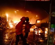 Kebakaran Melanda 2 Bengkel di Bekasi, 4 Mobil dan 1 Motor Terbakar - JPNN.com