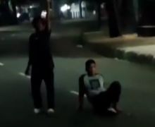 Viral, 5 Remaja Duduk di Tengah Jalan Raya, Ternyata Ini Alasannya - JPNN.com