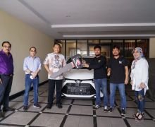 Bamsoet Serahkan Toyota Agya Kepada Septian Ardiansyah - JPNN.com