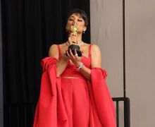 Ariana DeBose Jadi Queer Woman Pertama yang Raih Piala Oscar - JPNN.com