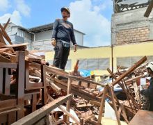 Miris, Sekolah di Bogor Ambruk Akibat Bangunan Lapuk - JPNN.com