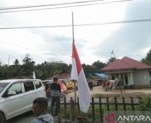Sambut Jenazah Prajurit Marinir TNI AL Korban KKB, Warga Mengibarkan Merah Putih Setengah Tiang - JPNN.com