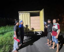 Malam-Malam Polisi Hentikan Truk Kuning, Sopir Langsung Panik, Isi Muatannya Ternyata - JPNN.com