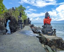 Pesona Keindahan Pura Batu Bolong dan Pantai Duduk: Bali di Gerbang Senggigi - JPNN.com