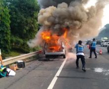 Peugeot Ludes Terbakar di Tol JORR - JPNN.com