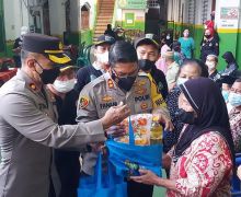AKBP Ahmad Fanani Bagi-Bagi Minyak Goreng Gratis ke Warga, dengan Syarat - JPNN.com