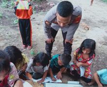 2 Anggota Polisi Asal SAD Mengajar Anak-anak Membaca dan Menulis di Air Hitam - JPNN.com