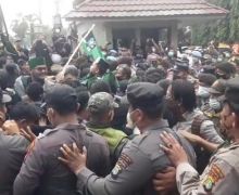 Demo di Bekasi, Ratusan Mahasiswa Merobohkan Pagar Gedung DPRD, Menegangkan! - JPNN.com