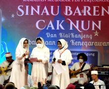 Puan Ikut Bersenandung Lagu Daerah Saat Acara Sinau Bareng Cak Nun - JPNN.com