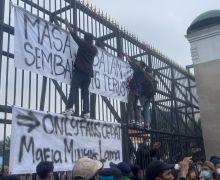 Spanduk Demo Mahasiswa di DPR: OnlyFans Cepat Mafia Minyak Lama - JPNN.com