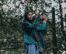 Demo 11 April PMII Kota Bogor: Aksi Mahasiswi Cantik Ini di Depan Polisi Sungguh Berani - JPNN.com