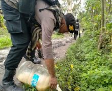 Polisi Beserban Tiba-tiba Membuang Sesuatu di Parit, Oh Ternyata - JPNN.com