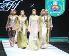 Lia Afif Hadirkan Batik Bernuansa Kayu Ulin di Indonesia Fashion Week 2022 - JPNN.com