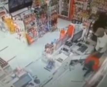 Viral, 2 Pencuri Bersenpi Menyatroni Minimarket, Terekam CCTV, Menegangkan - JPNN.com