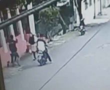 Aksi 2 Pria Bermotor Ini Terekam CCTV, Kelakuan Mereka Bikin Merinding, Korban Syok - JPNN.com
