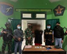 Malam Hari, Pasukan TNI Tangkap Pemuda di Titik Nol Perbatasan RI - Malaysia - JPNN.com