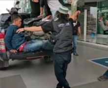 Lihat Tuh, Begal Sadis Meringis Kesakitan di Atas Mobil Pikap - JPNN.com