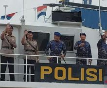 Eks Kakorpolairud Melambaikan Tangan dari Atas Kapal, Komjen Arief Turut Menyaksikan - JPNN.com
