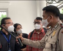 Koalisi Warga Jakarta Cekcok dengan Polisi di Kantor Anies, Ini yang Dipermasalahkan - JPNN.com