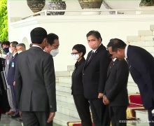 Di Hadapan Jokowi, Menteri Ini Buka Masker Lalu Menunduk Banget kepada PM Jepang - JPNN.com