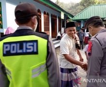 Polisi Jaga Pelaksanaan Salat Id Penganut Islam Aboge di Banyumas - JPNN.com