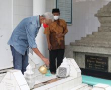 Ganjar Mengenang Semangat Perjuangan Pangeran Diponegoro Ketika Ziarah Makam - JPNN.com