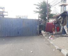 Truk Kontainer Terguling di Bekasi, Menabrak Mobil dan Warung, Lihat Fotonya - JPNN.com