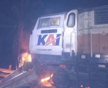 Lihat, Pikap Terbakar setelah Dihantam Kereta Api Babaranjang - JPNN.com
