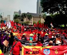 Polisi Kawal Aksi Demonstrasi Ribuan Massa Buruh di Patung Kuda - JPNN.com