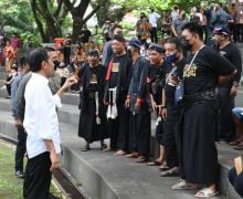 Seusai Hadiri Nikahan Sang Adik, Jokowi Temui Kelompok Ini, Sampai Gibran Ikut Mendampingi - JPNN.com