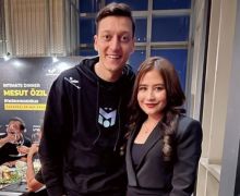 Prilly Latuconsina Makan Malam Bareng Mesut Ozil, Netizen Heboh - JPNN.com