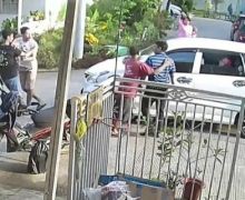 Detik-Detik Bang Jago Memukul Pemotor karena Ditegur saat Ngebut di Jalan - JPNN.com