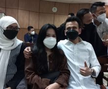 Sebelum Sidang Pleidoi, Adam Deni Lakukan Ini Bareng Ibunda dan Sang Kekasih - JPNN.com