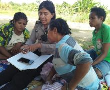 Lihat Aksi Mulia Polwan Mengajarkan Mace dan Anak-Anak Baca Tulis di Papua - JPNN.com