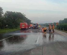 Kecelakaan Mengerikan di Tol Cipali, Mobil Terbakar, 3 Orang Tewas - JPNN.com