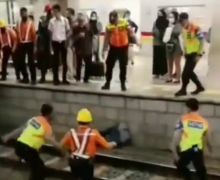 Video Viral Wanita Terjatuh dari Peron saat KRL Mau Melintas, Menegangkan - JPNN.com