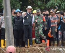 Serahkan Bantuan Tanggap Darurat Banjir dan Longsor di Bogor, Ridwan Kamil Berpesan Begini - JPNN.com