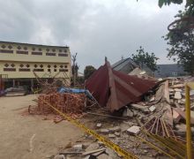 Gedung Sekolah Roboh di Palembang, Satu Pekerja Bangunan Tewas - JPNN.com