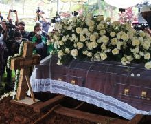 Begini Suasana Pemakaman Bob Tutupoly, Keluarga Tampak Tegar - JPNN.com
