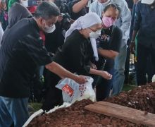 Mengharukan, Tangis Istri Saat Pemakaman Bob Tutupoly - JPNN.com
