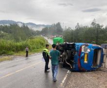 Bus Sarat Penumpang Tabrak Motor, Terbalik, 8 Orang Terluka - JPNN.com